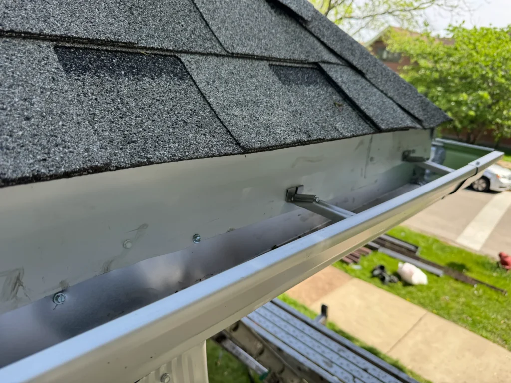Gutter Chicagos - Gutter Cleaning in Chicago illinois